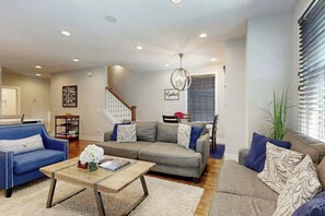 TV, fireplace, stereo, offices - High-end Nashville home in The Gulch near downtown w/rooftop deck, WiFi, & AC (Nashville)