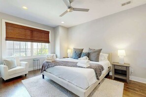 Iron/ironing board, WiFi, bed sheets - High-end Nashville home in The Gulch near downtown w/rooftop deck, WiFi, & AC (Nashville)
