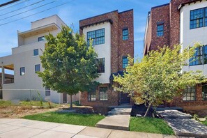 Exterior - High-end Nashville home in The Gulch near downtown w/rooftop deck, WiFi, & AC (Nashville)