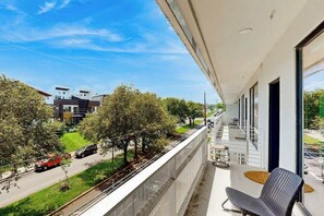 Property grounds - Penthouse condo with WiFi, balcony, seasonal courtyard pool, & fitness center (Nashville)