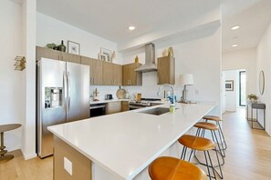 Fridge, microwave, oven, stovetop - Penthouse condo with WiFi, balcony, seasonal courtyard pool, & fitness center (Nashville)