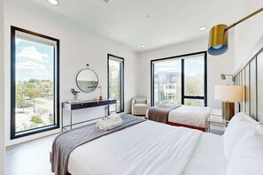 Desk, iron/ironing board, Internet, bed sheets - Penthouse condo with WiFi, balcony, seasonal courtyard pool, & fitness center (Nashville)