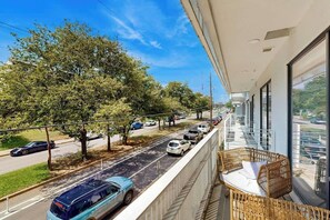 Property grounds - Elevated green-build condo with WiFi, balcony, central AC, W/D, and pool access (Nashville)