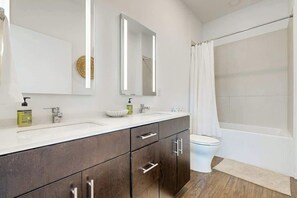 Douche, s èche-cheveux, serviettes fournies, shampoing
