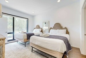 Iron/ironing board, WiFi, bed sheets - Elevated green-build condo with WiFi, balcony, central AC, W/D, and pool access (Nashville)