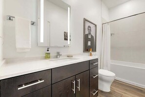 Shower, hair dryer, towels, shampoo - Luxe Top Floor Condo with Balcony, W/D, Seasonal Courtyard Pool, & Gym (Nashville)
