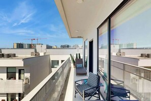 Property grounds - Luxe Top Floor Condo with Balcony, W/D, Seasonal Courtyard Pool, & Gym (Nashville)