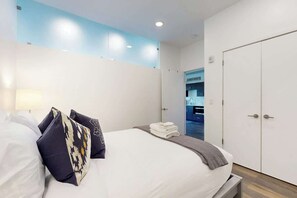 Een strijkplank/strijkijzer, wifi, beddengoed