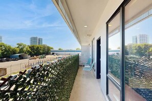 Terrace/patio - Skyline-View Condo with WiFi, Central AC, W/D, Balcony, Seasonal Pool, & Gym (Nashville)
