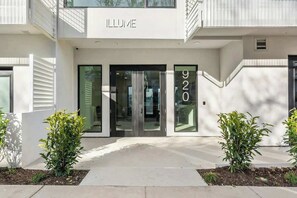 Un edificio moderno con el nombre 'ILLUME' y el número '920' en la fachada.