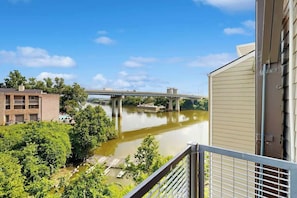 Property grounds - Third-Floor Riverfront Condo w/ Balcony, Pool, & Fast WiFi – Near Broadway! (Nashville)