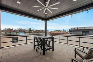 Outdoor dining - Stylish condo with balcony, high speed internet, W/D and elevator (Nashville)