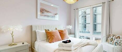 Tabla de planchar con plancha, wifi y ropa de cama