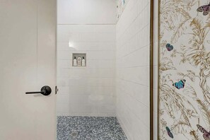 Shower, hair dryer, towels, shampoo - Stylish condo with balcony, high speed internet, W/D and elevator (Nashville)