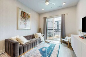 TV, offices - Stylish condo with balcony, high speed internet, W/D and elevator (Nashville)