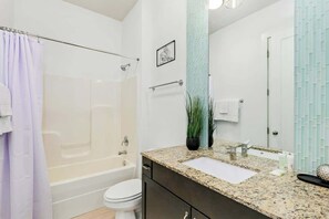 Shower, hair dryer, towels - Modern Midtown loft with all-new interior & amazing park views - near Vanderbilt (Nashville)