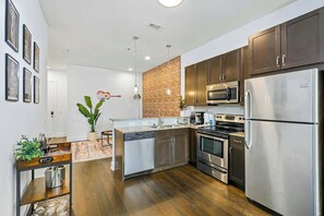 Fridge, microwave, oven, stovetop - Modern Midtown loft with all-new interior & amazing park views - near Vanderbilt (Nashville)