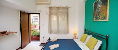 Iron/ironing board, internet, bed sheets