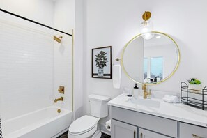 Shower, hair dryer, towels, shampoo - Centrally located condo with central AC, shared rooftop terrace, and city views (Nashville)
