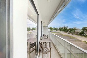 Property grounds - Luxury Condo with Central AC, W/D, Seasonal Outdoor Pool, & Fitness Center (Nashville)