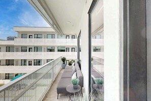 Property grounds - Luxury Condo with Central AC, W/D, Seasonal Outdoor Pool, & Fitness Center (Nashville)