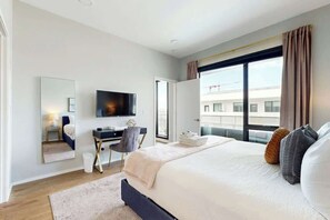 Iron/ironing board, WiFi, bed sheets - Luxury Condo with Central AC, W/D, Seasonal Outdoor Pool, & Fitness Center (Nashville)