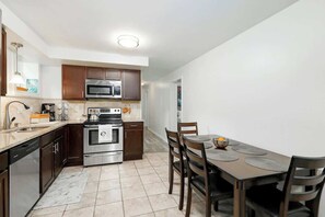 Fridge, microwave, oven, stovetop - Gorgeous Riverside House- 2 Bedroom (Nashville)