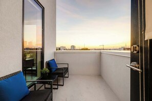 Terrace/patio - Luxe 5th-floor downtown condo on the riverfront with river views, balcony & W/D (Nashville)