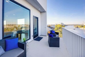Terrace/patio - Luxe 5th-floor downtown condo on the riverfront with river views, balcony & W/D (Nashville)
