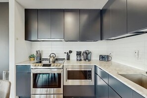Fridge, microwave, oven, stovetop - Luxe 5th-floor downtown condo on the riverfront with river views, balcony & W/D (Nashville)