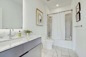 Shower, hair dryer, towels - Luxe 5th-floor downtown condo on the riverfront with river views, balcony & W/D (Nashville)