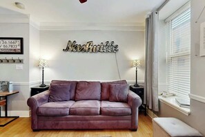 TV, offices - Gorgeous downtown renovated apartment, with elevator & central AC (Nashville)