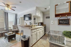 Fridge, microwave, oven, stovetop - Gorgeous downtown renovated apartment, with elevator & central AC (Nashville)