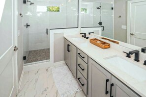 Shower, hair dryer, towels - Brand-new townhome - Monty - two-car garage, private W/D, and rooftop deck (Nashville)