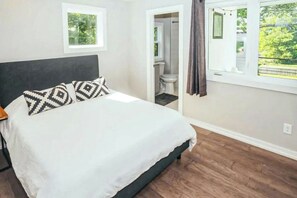 Desk, iron/ironing board, WiFi, bed sheets - Brand-new townhome - Monty - two-car garage, private W/D, and rooftop deck (Nashville)