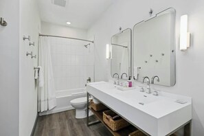 Shower, hair dryer, towels, shampoo - Muse | Classy downtown condo with AC, rooftop lounge & fitness room (Nashville)