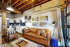 TV - One-of-a-kind condo near downtown - pool, fitness room, central AC, washer/dryer (Nashville)