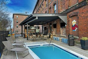 Pool - One-of-a-kind condo near downtown - pool, fitness room, central AC, washer/dryer (Nashville)