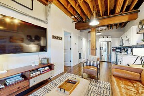 TV - One-of-a-kind condo near downtown - pool, fitness room, central AC, washer/dryer (Nashville)