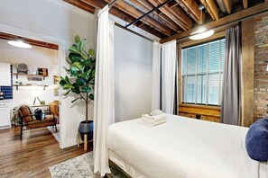 Iron/ironing board, WiFi, bed sheets, wheelchair access - One-of-a-kind condo near downtown - pool, fitness room, central AC, washer/dryer (Nashville)