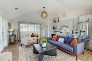 TV, offices - Designer 12 South gem - full kitchen & central AC - steps to shops & dining (Nashville)