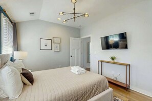 WiFi, bed sheets - Designer 12 South gem - full kitchen & central AC - steps to shops & dining (Nashville)