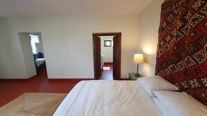 Cuna de viaje, wifi y ropa de cama 