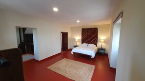 Cuna de viaje, wifi y ropa de cama 
