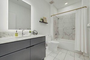 Shower, hair dryer, towels, shampoo - Modern river-view condo with balcony & WiFi - walk to downtown & attractions (Nashville)