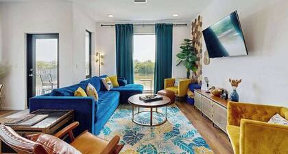 Modern river-view condo with balcony & WiFi - walk to downtown & attractions