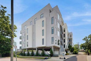 Exterior - Modern river-view condo with balcony & WiFi - walk to downtown & attractions (Nashville)