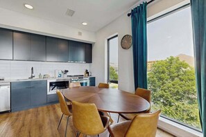 Fridge, microwave, oven, stovetop - Modern river-view condo with balcony & WiFi - walk to downtown & attractions (Nashville)