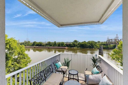 Modern river-view condo with balcony & WiFi - walk to downtown & attractions