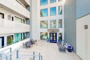 Outdoor dining - Dog-friendly treetop escape with luxe interior, seasonal pool, balcony, & WiFi (Nashville)